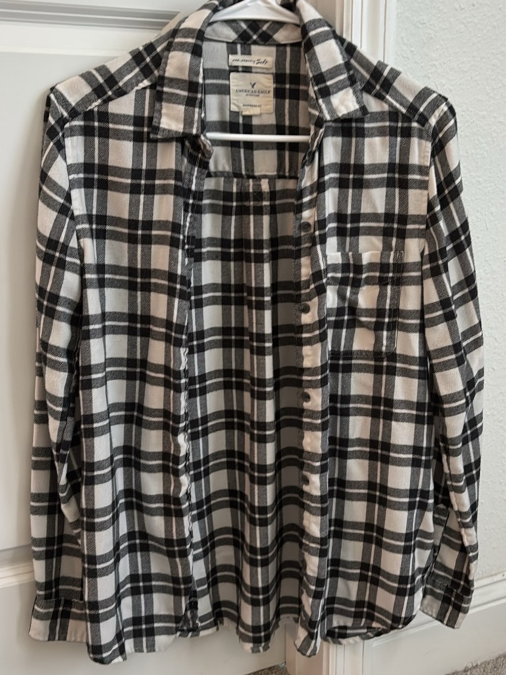 Women’s Small American Eagle Outfitters Black and White Plaid Button-Up Shirt